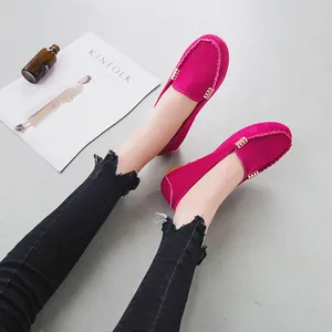 Eleganti mocassini fucsia da donna in camoscio con fibbie in metallo decorative.