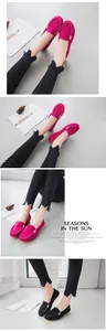 Viste multiple di comodi mocassini da donna in pelle scamosciata fucsia e nera con fibbia