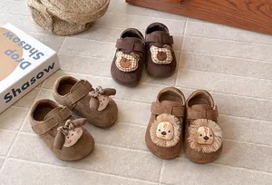 Mocasines lindos para niñas con parches de animales de dibujos animados y suelas