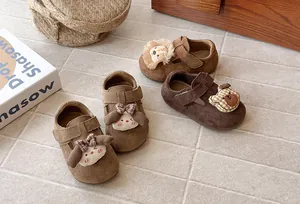 Vista detallada de parches de animales en zapatos infantiles de suela blanda estilo francés
