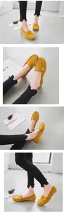 Collage lifestyle di mocassini scamosciati giallo senape da donna con fibbia dorata