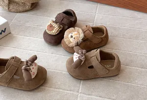 Vista detallada de mocasines de gamuza para niñas con muchos adorables animales.