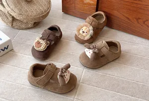 Colección de lindos zapatos infantiles con dibujos de animales (oso, león, conejo) sobre piedra