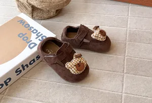 Zapatos Mary Jane marrones para niña con adorno de oso de dibujos