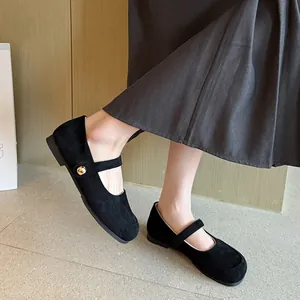 Vue détaillée de ballerines Mary Jane élégantes en daim noir avec bride à bouton doré