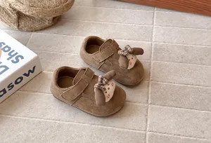 Detalle de cerca de los lindos zapatos marrones para niñas con suela suave y cómoda