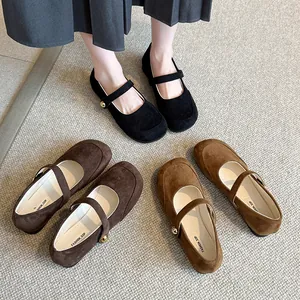 Gros plan sur des chaussures Mary Jane en daim de plusieurs couleurs avec détails de bride