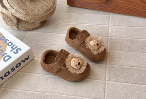 Zapatos de ante marrón para niña con aplique de león de dibujos animados y flecos