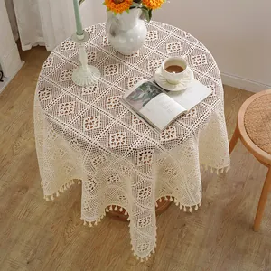 Elegante mantel de ganchillo beige estilo rural con motivos calados y borlas decorativas.