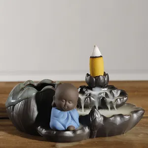Brûleur d'encens à refoulement en céramique zen avec petit moine et base de lotus