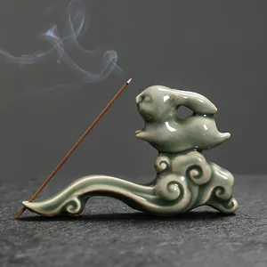 Eleganter Räucherstäbchenhalter aus Seladon-Keramik mit Hasen- und Wolken-Design