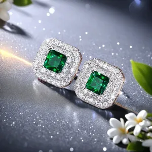 Nahaufnahme von eleganten quadratischen grünen Edelstein-Ohrsteckern mit Zirkonia-Halo