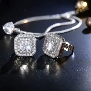 Detailaufnahme von eleganten quadratischen Zirkonia-Ohrsteckern mit zweireihigem Rand