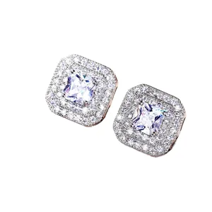 Eleganti orecchini a lobo quadrati in zirconia con design halo su sfondo bianco pulito