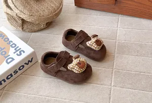 Zapatos planos de ante marrón para niñas con un lindo detalle de oso de peluche
