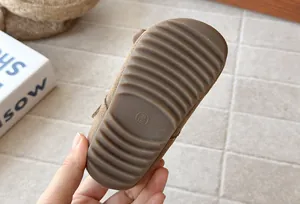 Detalle de suela de goma marrón antideslizante para zapatos infantiles con talla 23 y 165