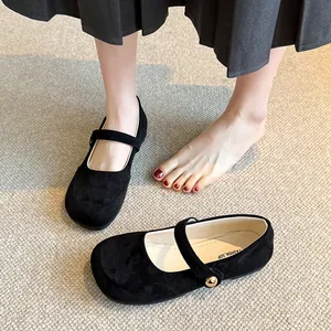 Vue détaillée de ballerines Mary Jane en daim noir montrant la texture douce et la coupe