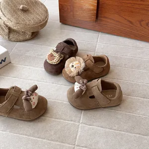 Zapatos infantiles con dibujos animados y suelas blandas para niñas en marrón y beige
