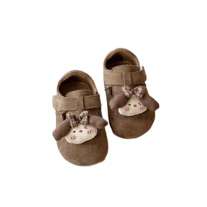 Adorables mocasines de ante marrón para niñas con un lindo dibujo de perrito y suelas blandas