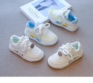 Vista detallada de zapatillas ligeras y antideslizantes para niñas en dos colores elegantes.