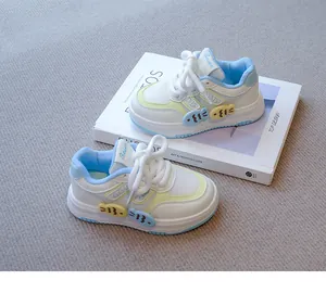Zapatillas blancas y azules para niñas con bonitos detalles de peces de dibujos