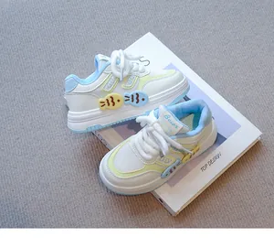 Elegantes zapatillas blancas y azules para niñas con bonitos adornos de peces de dibujos.
