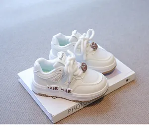 Primer plano de zapatillas blancas para niñas con adorables motivos de gatos y peces