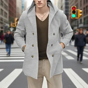 Détail d'un trench-coat gris à capuche et double boutonnage pour homme en ville.