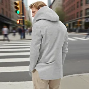 Vue arrière d'un manteau à capuche gris clair pour homme de longueur moyenne en ville