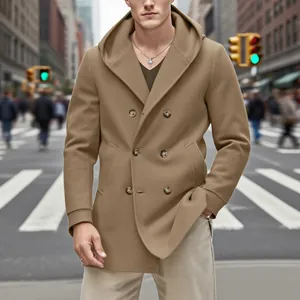 Manteau caban à capuche double boutonnage beige pour homme dans un décor urbain chic