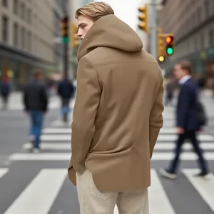 Détail de la vue arrière d'un manteau à capuche en laine camel pour homme en ville