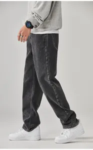 Vista dettagliata dei jeans in denim lavato grigio scuro da uomo, vestibilità dritta.