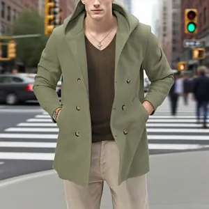 Manteau à capuche vert olive pour homme, design croisé, dans un décor de rue urbain