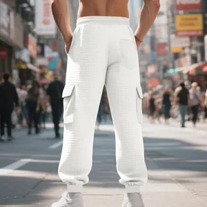 Vue arrière détaillée d'un pantalon cargo blanc en maille gaufrée pour hommes urbains