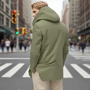 Vue de dos d'un homme portant un coupe-vent à capuche mi-long de couleur vert olive