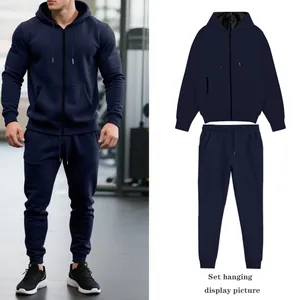 Vista detallada del chándal azul marino para hombre con capucha y cremallera