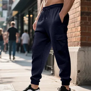 Vue latérale du pantalon cargo jogging bleu marine en jacquard lourd à carreaux