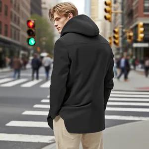 Vue arrière d'un manteau à capuche noir pour homme dans une rue urbaine