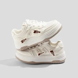 Zapatillas deportivas blancas para niñas con diseños de peces y corazones