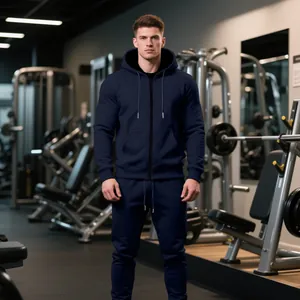 Vista detallada de un chándal azul marino con capucha para hombre en un gimnasio