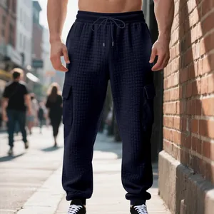Vue détaillée du pantalon cargo matelassé bleu marine pour homme avec cordon de serrage