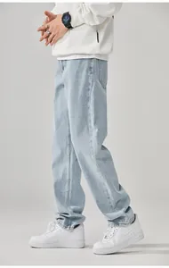 Vista laterale di jeans a gamba dritta da uomo lavaggio chiaro con scarpe