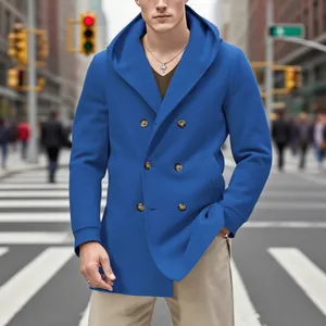 Détail d'un caban bleu à capuche pour homme avec double boutonnage en style urbain