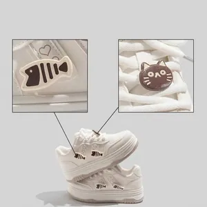 Zapatillas blancas con plataforma para niña con dijes de gato y espina de pescado