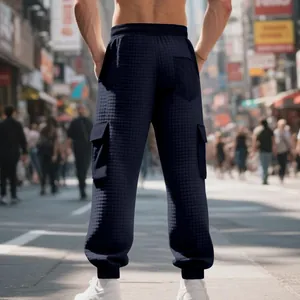 Vue arrière du pantalon de jogging cargo bleu marine à carreaux pour homme.