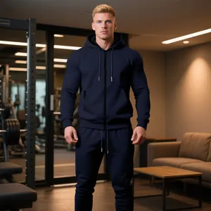 Vista detallada del chándal azul marino para hombre en un entorno de gimnasio profesional