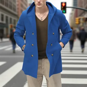 Trench-coat bleu mi-long à capuche et double boutonnage pour homme élégant.