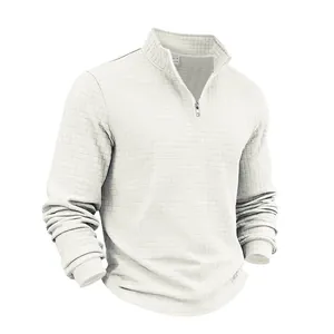 Dettaglio della felpa bianca da uomo con texture a nido d'ape e colletto a mezza zip.