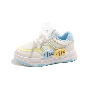 Zapatillas blancas antideslizantes para niñas con adornos de peces y detalles azul claro.