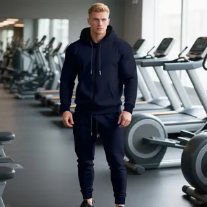 Chándal de hombre azul marino con capucha y cremallera en un gimnasio profesional.